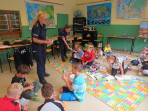 policjantki wręczają ulotki Kręci mnie bezpieczeństwo nad wodą