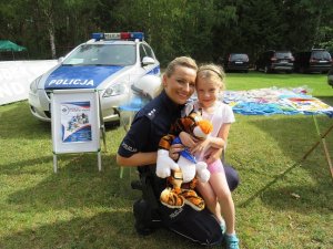 Policjantka na zdjęciu z dzieckiem i tygryskiem Lupo