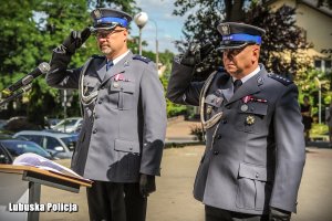 policjanci oddają honory