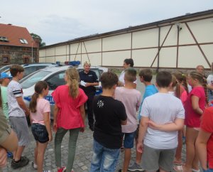 policjantka opowiada o bezpiecznych wakacjach