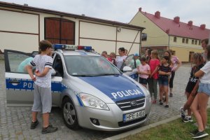 dzieci mogły zobaczyć obejrzeć radiowóz