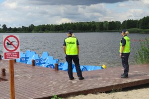 Policjantki kontrolują pomosty.