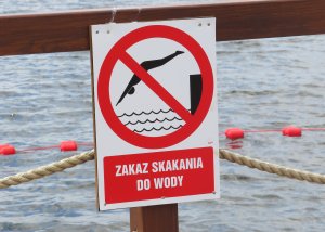 znaku zakazu skoków do wody