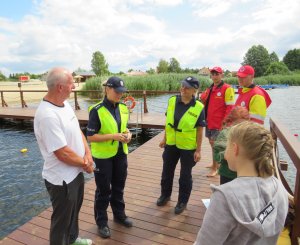 policjantki rozmawiają z osobami przebywającymi na pomoście