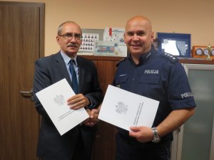 Uścisk dłoni Dyrektora Katolickiego Liceum  im. Św. Tomasza z Akwinu w Gorzowie Wlkp. i  Komendanta Miejskiego Policji w Gorzowie Wlkp. po podpisaniu porozumienia o współpracy w zakresie realizacji edukacji w klasach o profilu policyjnym przez Komendę Miejska Policji w Gorzowie Wlkp.