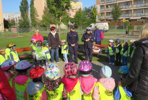 Policjantki zadaja pytania dzieciom