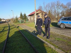 Funkcjonariusze Policji i Służby Ochrony Kolei podczas wspólnego patrolu w rejonie obszarów kolejowych