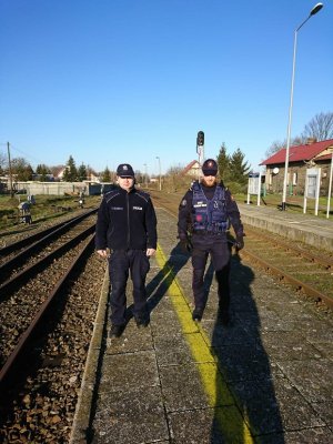 Funkcjonariusze Policji i Służby Ochrony Kolei podczas wspólnego patrolu w rejonie obszarów kolejowych