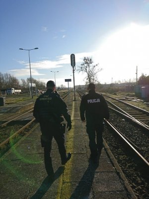 Funkcjonariusze Policji i Służby Ochrony Kolei podczas wspólnego patrolu w rejonie obszarów kolejowych