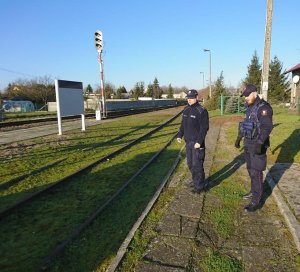 Funkcjonariusze Policji i Służby Ochrony Kolei podczas wspólnego patrolu w rejonie obszarów kolejowych