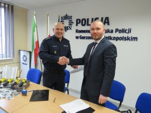 uścisk dłoni komendanta i dyrektora