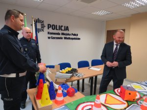 policjanci rozmawiają z mężcyzzną