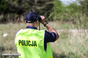 policjant z lornetką