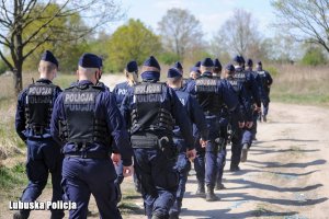 kilkunastu maszerujących policjantów