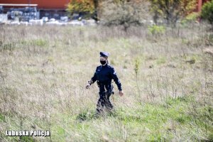 policjantka w trakcie poszukiwań