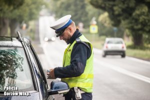 policjant kontroluje kierowcę