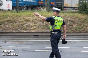 policjant zatrzymuje kierowcę