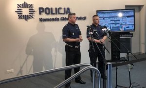 policjanci przy mikrofonach