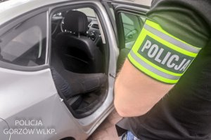 policjant, w radiowozie siedzi mężcyzzna