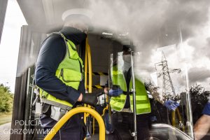 policjanci w autobusie