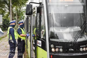 policjanci stoją przy tramwaju