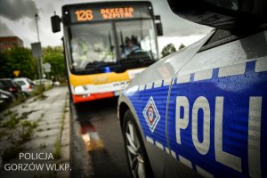 radiowóz, w tle autobus miejski