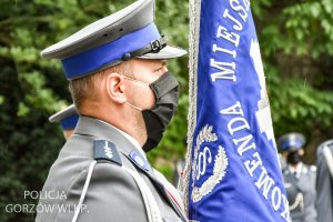 policjant z pocztu sztandarowego