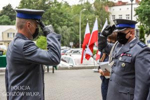 policjanci oddają honory