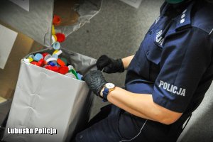 policjantka niesie karton