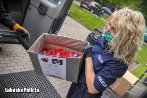 policjantka z kartonem na nakrętki