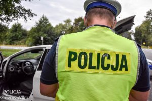 policjant kontroluje keirowce