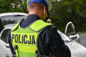 policjant kontroluje kierowce