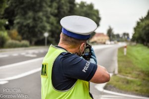 policjant kontroluje prędkośc kierowców