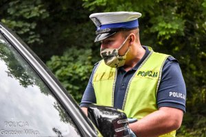 policjant rozmawia z kierowcą