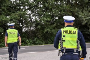 policjanci idą w kierunku ulicy