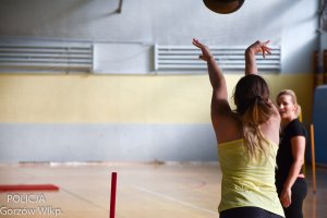 kobieta rzuca pilka lekarską