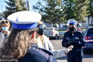 kobieta w alkogoglach i policjantki