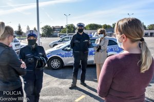 policjanci i kursanci rozmawiają