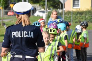 policjantka i dzieci z przedszkola