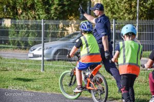 policjant pokazuje znaki