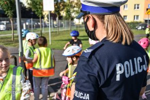 policjantka w rozmowie z dziećmi