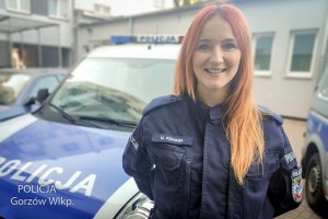 policjantka przy radiowozie