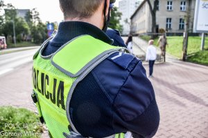 policjant ruchu drogowego przed szkołą