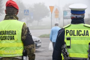 policjant i żandarm podczas patrolu