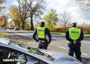 policjanci stoją przy drodze