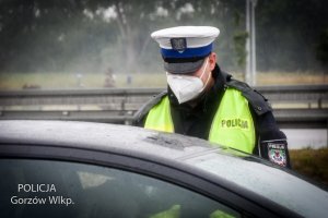 policjant ruchu drogowego kontroluje kierowcę