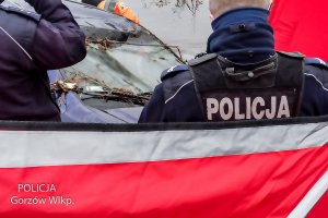 policjanci przy wyciagniętym samochodzie