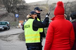 policjanci rozmawiają z bezdomnymi