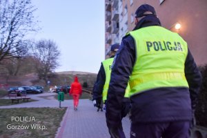 policjanci idą chodnikiem