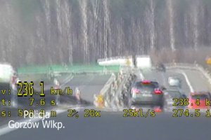 zdjęcie z videorejestratora, kierowca jedzie drogą dwupasmową